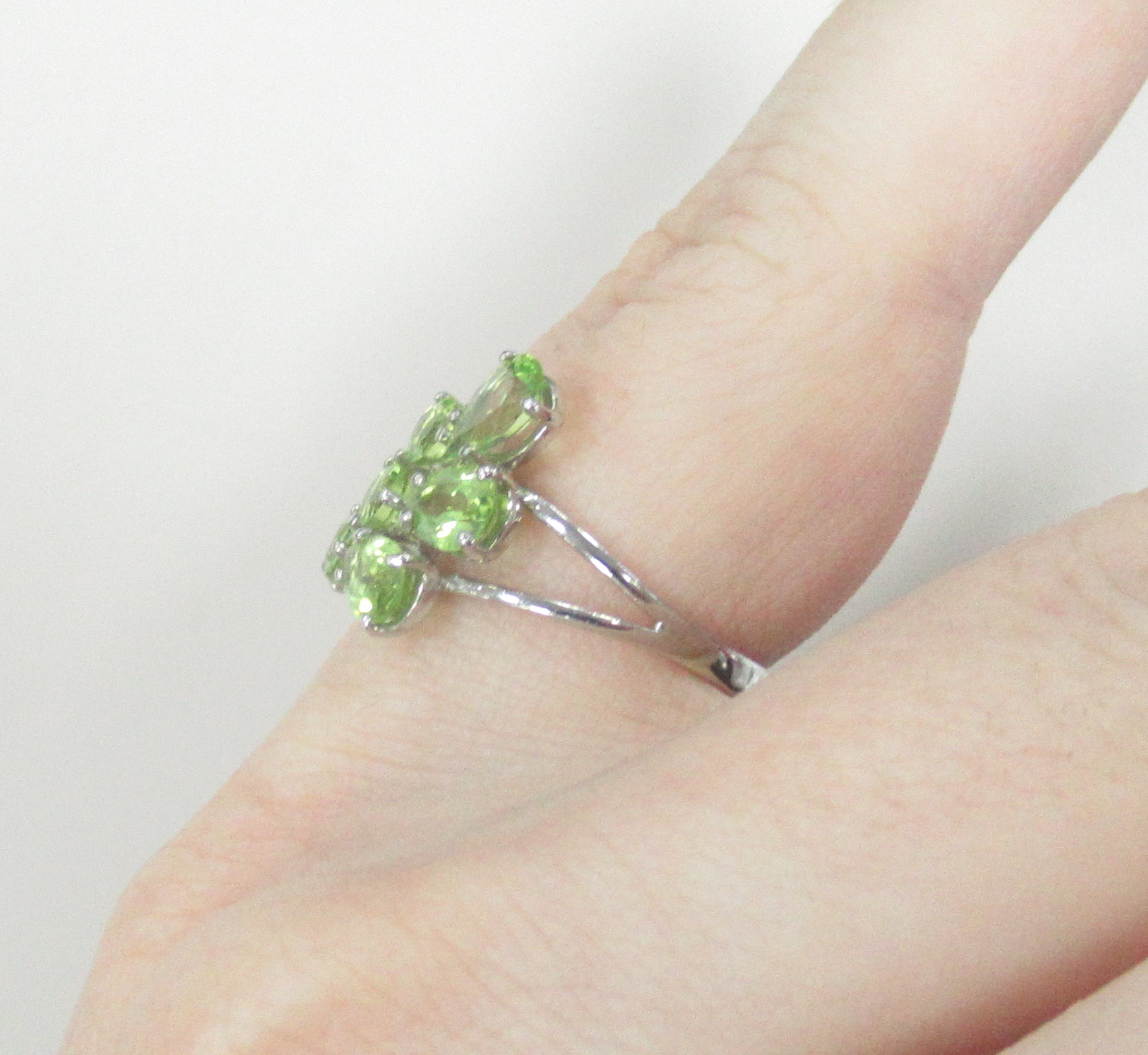 Серебряное кольцо 925 пробы; вставки 7 Хризолит;